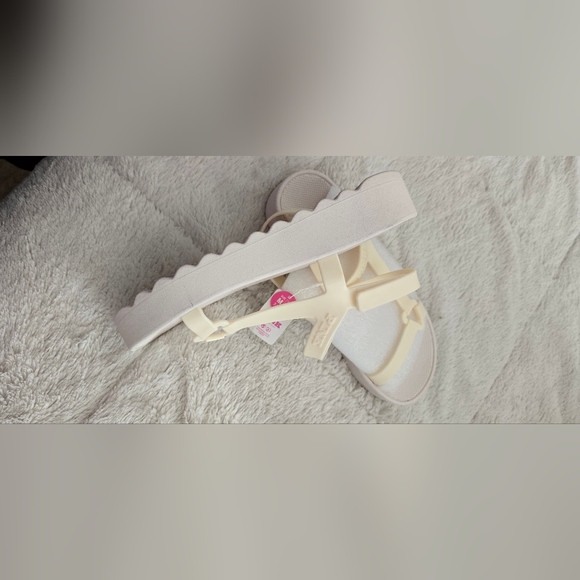 Carolina Herrera Cream Sandals - Picture 1 of 4